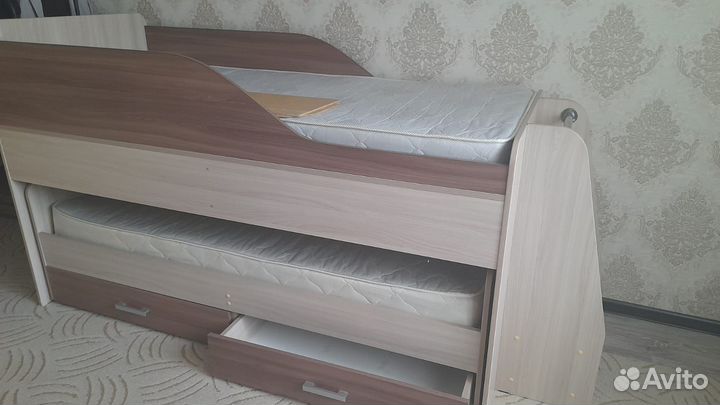 Кровать двухьярусная