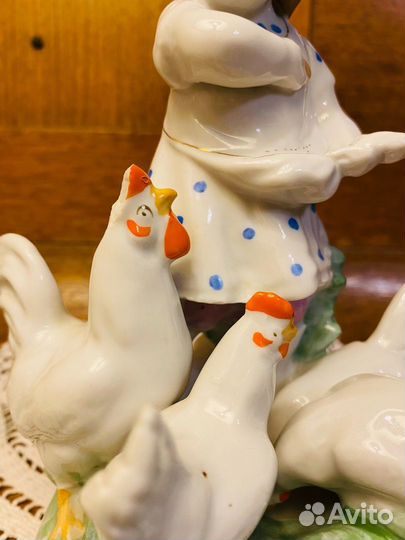 Девочка кормит кур Статуэтка Дулево 1960