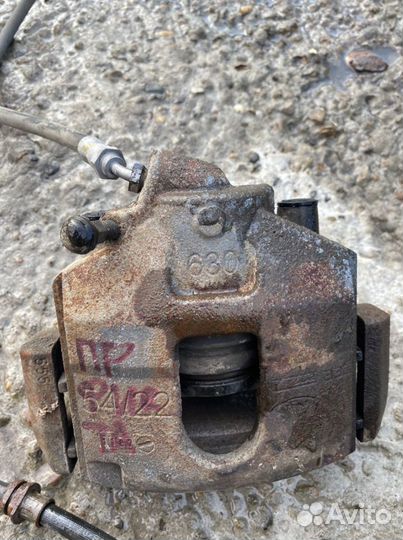 Форд Фиеста передние суппорта- тормозные цилиндры