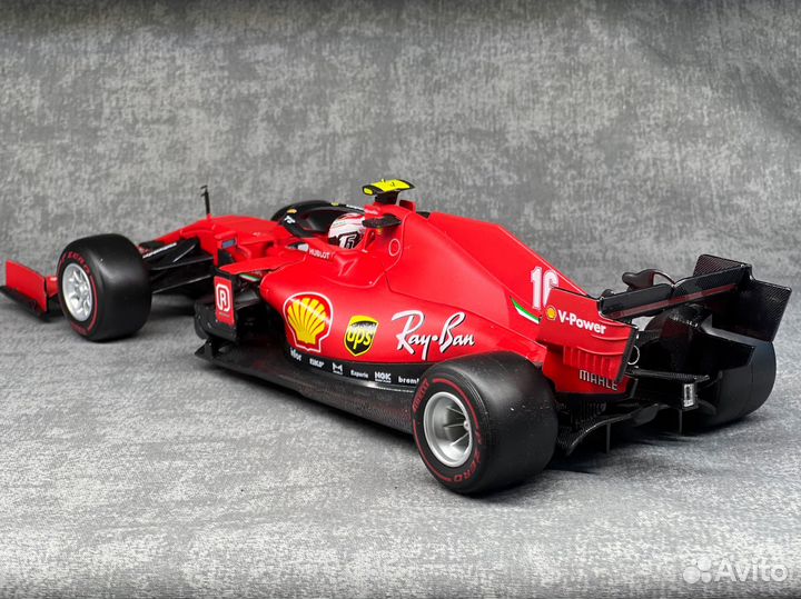Модель ferrari f1 1/18 burago