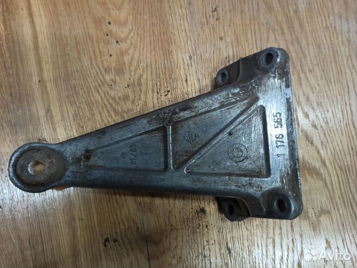 Кронштейн двигателя левый BMW E30