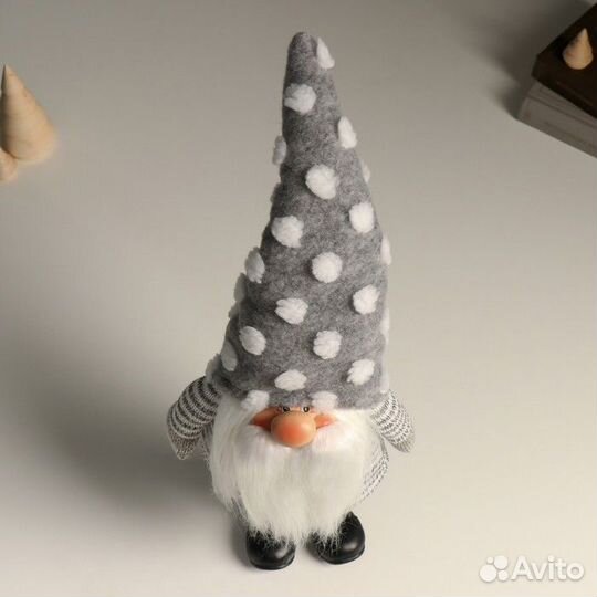 Кукла интерьерная 'Дед Мороз в сером колпаке в бел