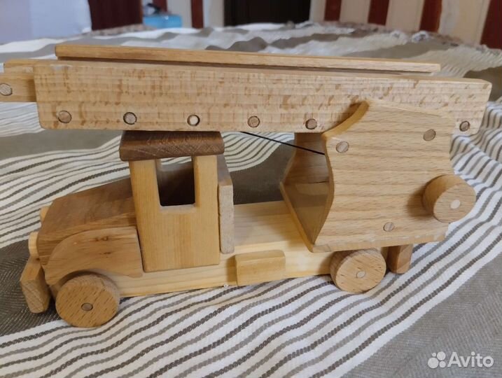 Деревянная игрушка пожарная машина
