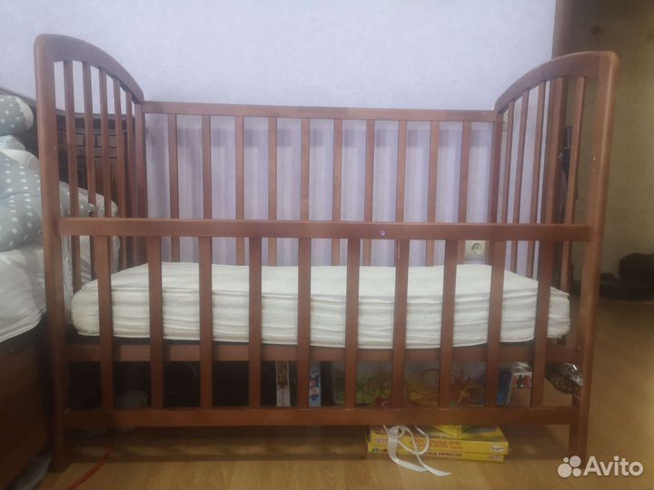 Детская кроватка с маятником