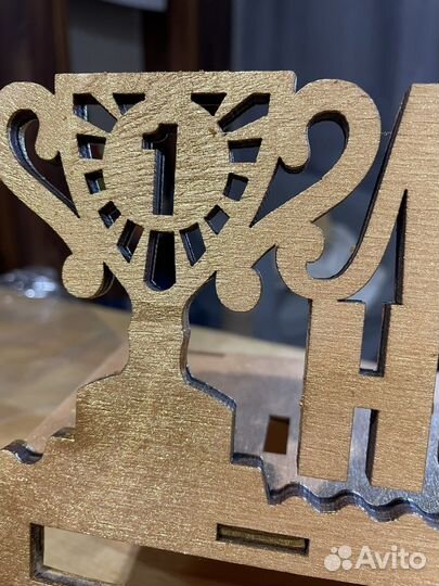 Медальница с полкой