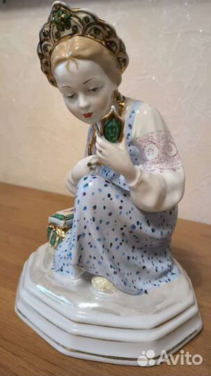 Фарфоровая статуэтка 