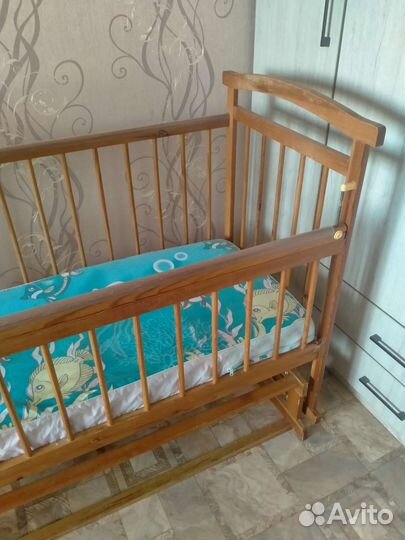 Детская кроватка с маятником