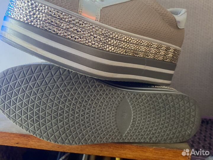 Кроссовки женские