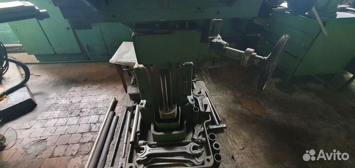 Фрезерный универсальный станок 676