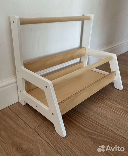 Детская книжная полка Монтессори