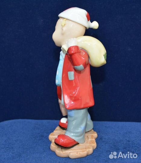 Фарфоровая статуэтка- клоун С чемоданом