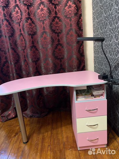 Маникюрный стол