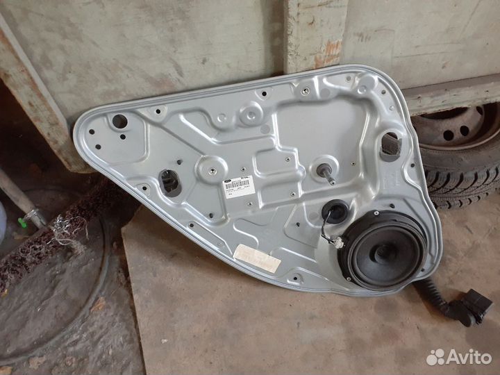 Ford Focus II Стеклоподъемник механический Зад. Ле