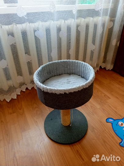 Лежанка для кошки с когтеточкой