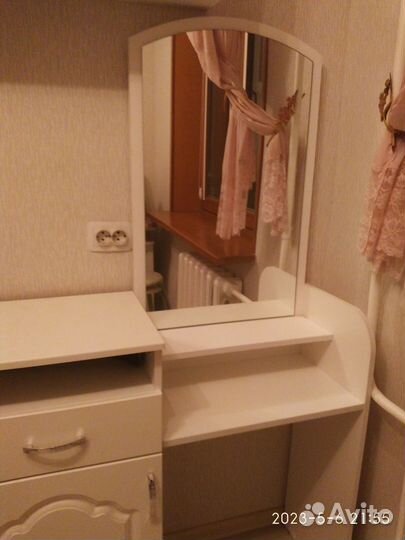Тумбочка с зеркалом