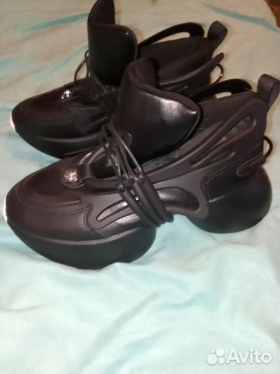 Кроссовки женские