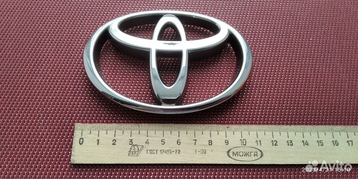 Эмблема решетки радиатора Toyota Hilux Surf