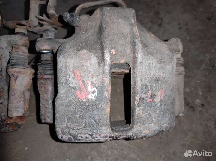 Суппорт передний со скобами Volkswagen Passat b5