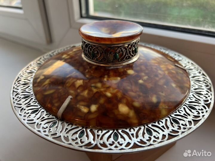 Блюдо из янтаря с серебром и малахитом