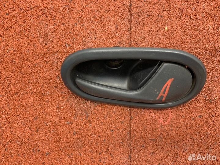 Ручка двери внутренняя правая Renault Logan 2 L8