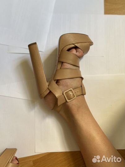 Бежевые босоножки на устойчивом каблуке, 36р