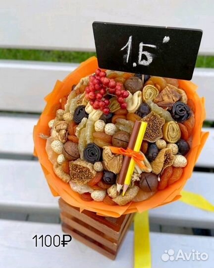 Букет на 1 сентября, из ягод, шоколада,сладостей