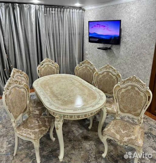 Кухонный стол и стулья