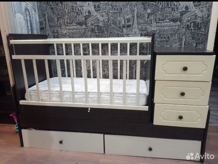 Детская кроватка с маятником,трансформер