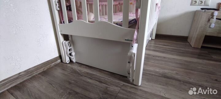 Детская кроватка с универсальным маятником