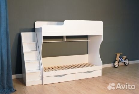 Двухъярусная кровать с лестницей-стеллаж