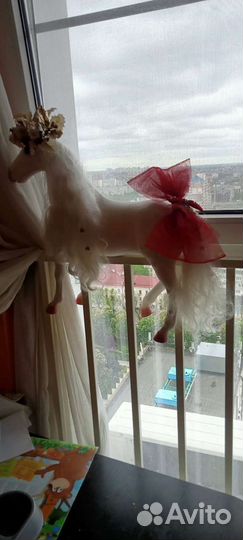 Кукла фарфоровая и лошадка