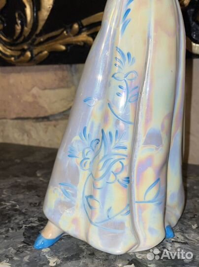 Фарфоровая статуэтка Певица с микрофоном