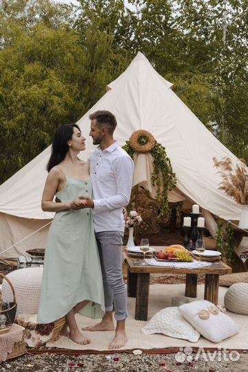 Романтическое свидание в шатре на природе