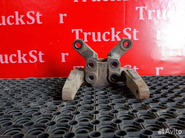 Кронштейн переднего бампера