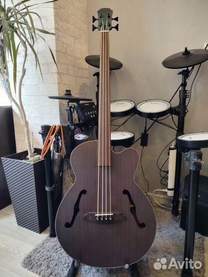 Акустическая безладовая бас гитара
