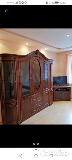 Стенка из натурального дерева