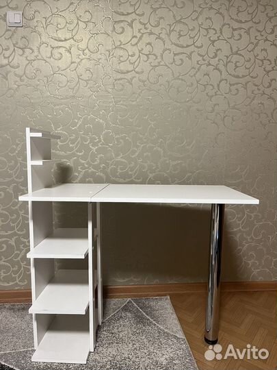 Маникюрный стол