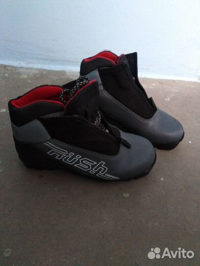 Продам лыжи беговые 160 см. ботинками 36р