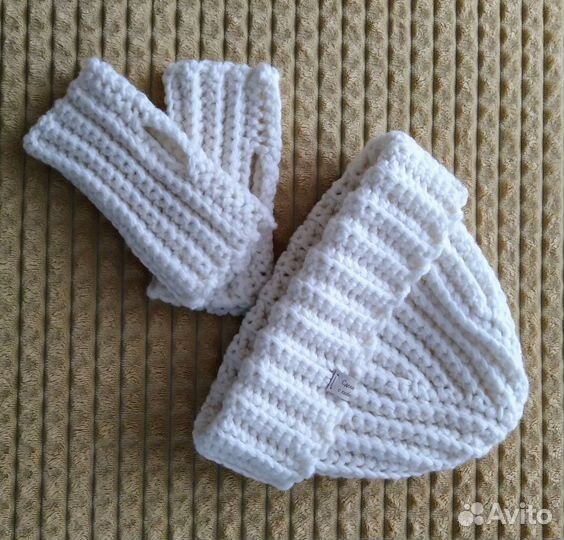 Вязаная шапка бини с митенками