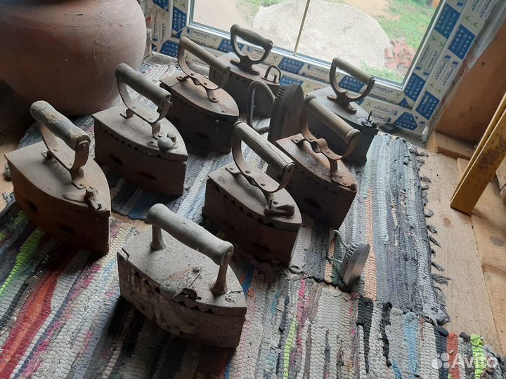 Утюг старинный на углях.угольный утюг