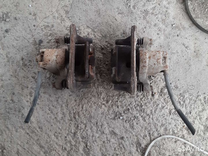 Задний тормозной суппорт Mitsubishi Pajero 4