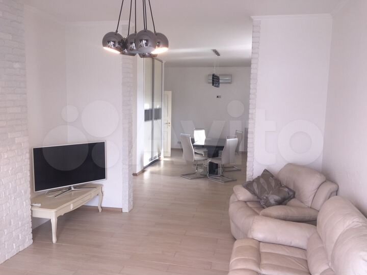 2-к. квартира, 90 м², 1/4 эт.