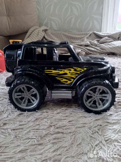 Внедорожник игрушка