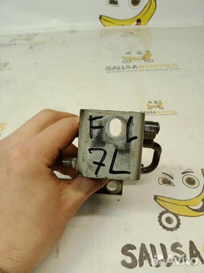 Петля двери передняя левая Volkswagen Touareg 7L6