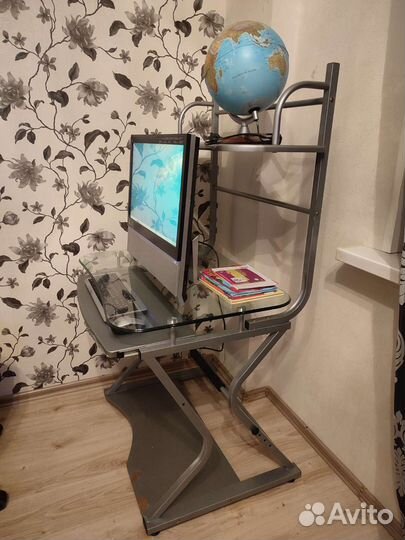 Компьютерный стол стеклянный