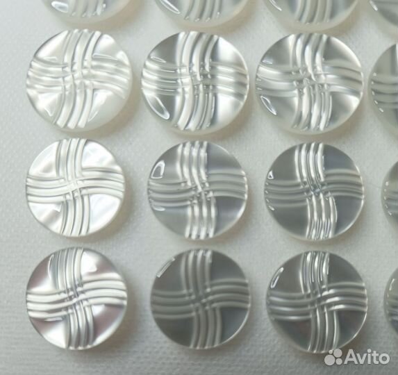 Пуговицы белые пластик под перламутр