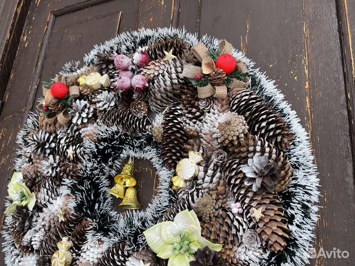 Новогодний венок из шишек