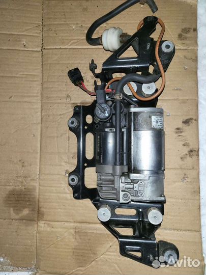 Мало б.у оригинал компрессор подвески Audi A8 D4