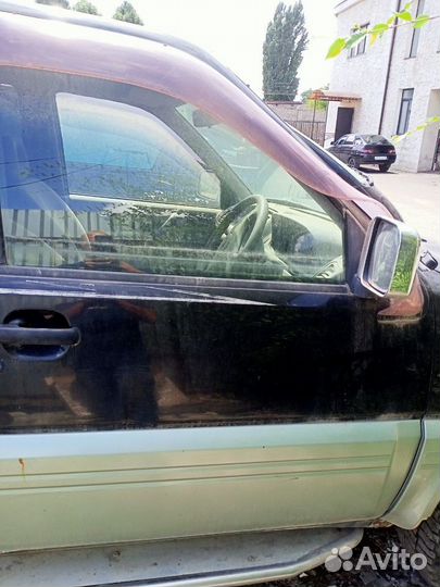 Передняя правая дверь на nissan mistral