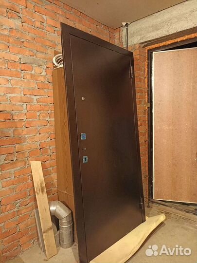 Дверь входная металлическая с зеркалом